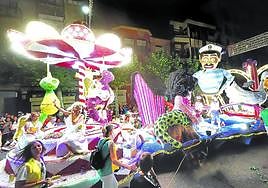 Desfile de carrozas por la calle La Estacion durante las fiestas patronales de la Virgen de Altamira