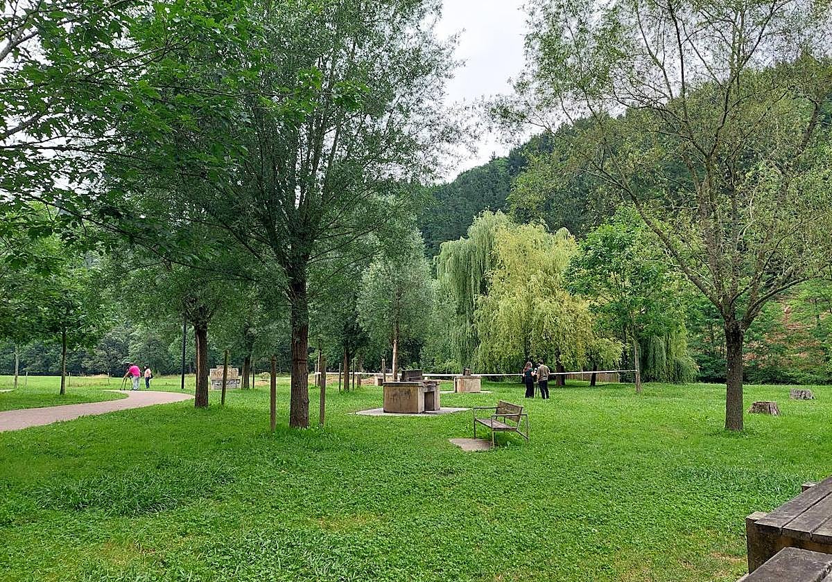 Zona del merendero de Muntsaratz donde el menor falleció tras caer al río este domingo