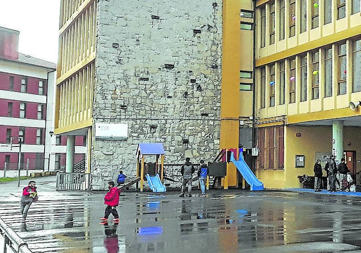 La cancha de fútbol del colegio Lamuza ocupa la mayor parte del patio.