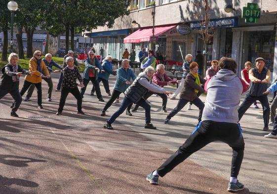 Mayores hacen gimnasia en el barrio de El Pilar, en Vitoria.