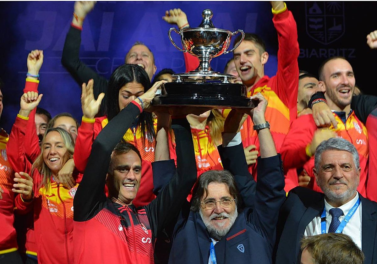 García Angulo, a la derecha, junto a diferentes integrantes del la selección española de pelota en el último Mundial.