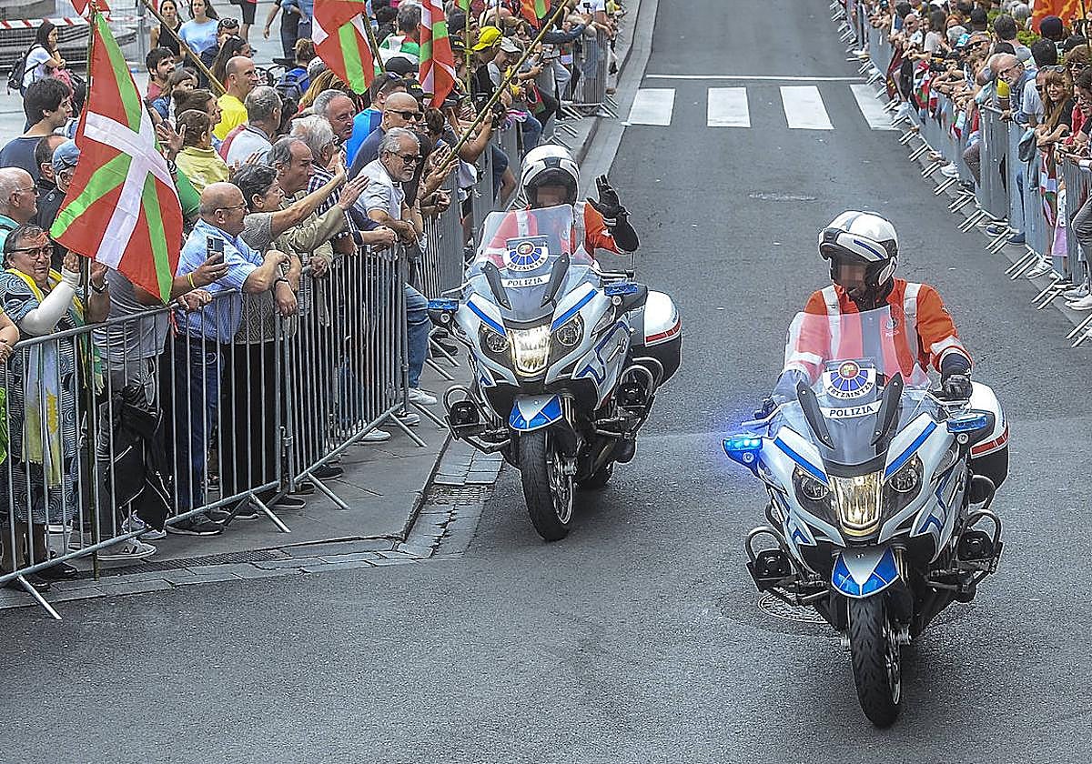 Motoristas de la Ertzaintza ascienden por la Virgen Blanca en la segunda etapa del Tour de Francia.