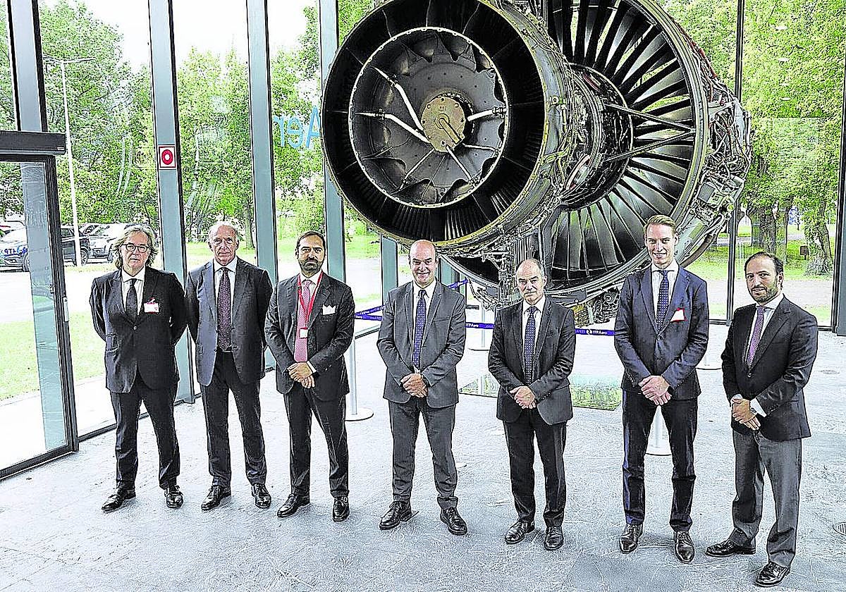 Carlos Alzola, en el centro, director general de ITP, junto a representantes de Bain, JB Capital y Sapa.