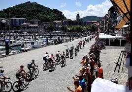 El pelotón del Tour transitando por los adoquines del puerto de Lekeitio.