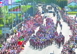 Los aficionados volvieron a ocupar los márgenes de las carreteras en una etapa en la que el Tour ya circuló por Francia.