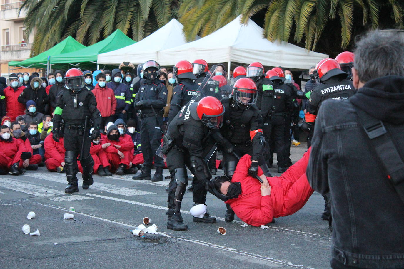 Condenan a seis meses de cárcel a un trabajador de Tubacex por enfrentarse a la Ertzaintza durante una huelga