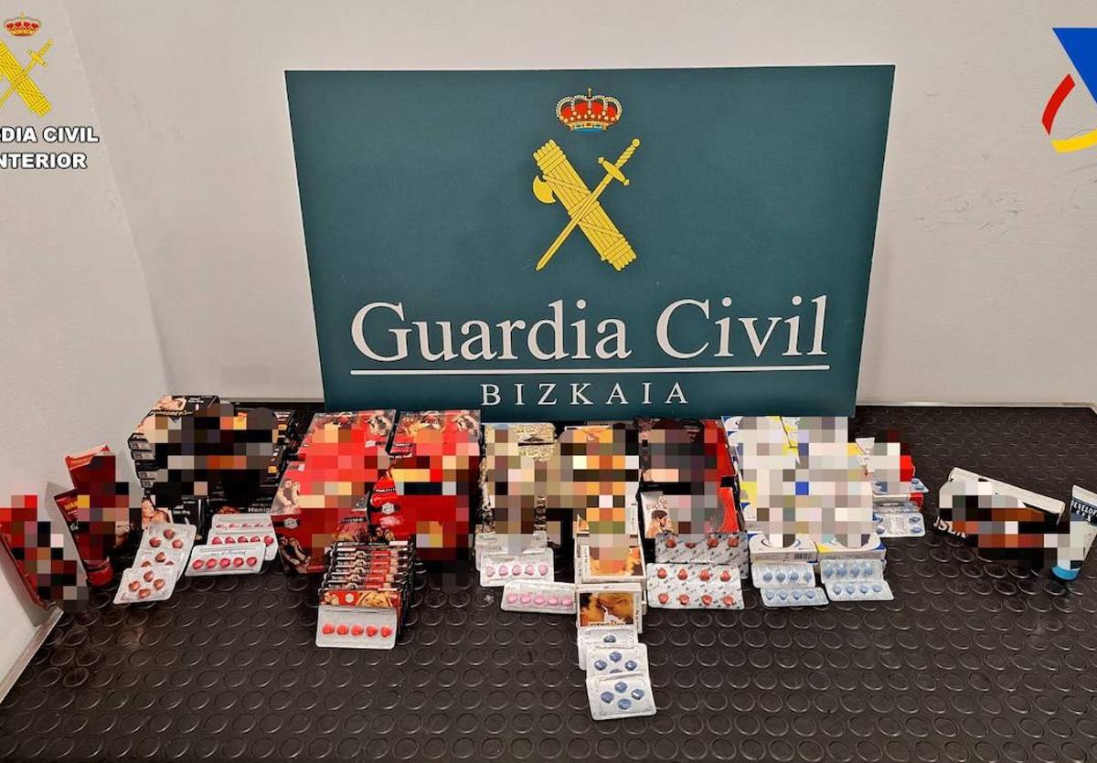 Las pastillas y botes potenciadores sexuales intervenidos en el aeropuerto de Loiu.