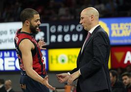 Thompson dialoga con Peñarroya durante un partido.