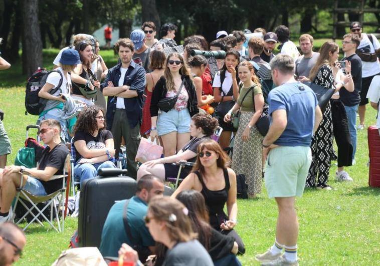 Decenas de asistentes esperan para acceder al recinto de acampada del festival BBK Live.