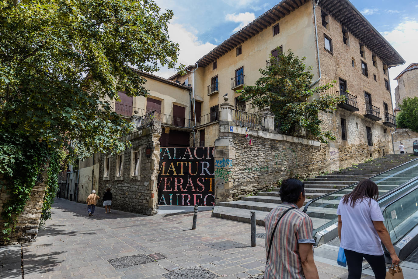 La trasera de la finca da a la calle Zapatería.