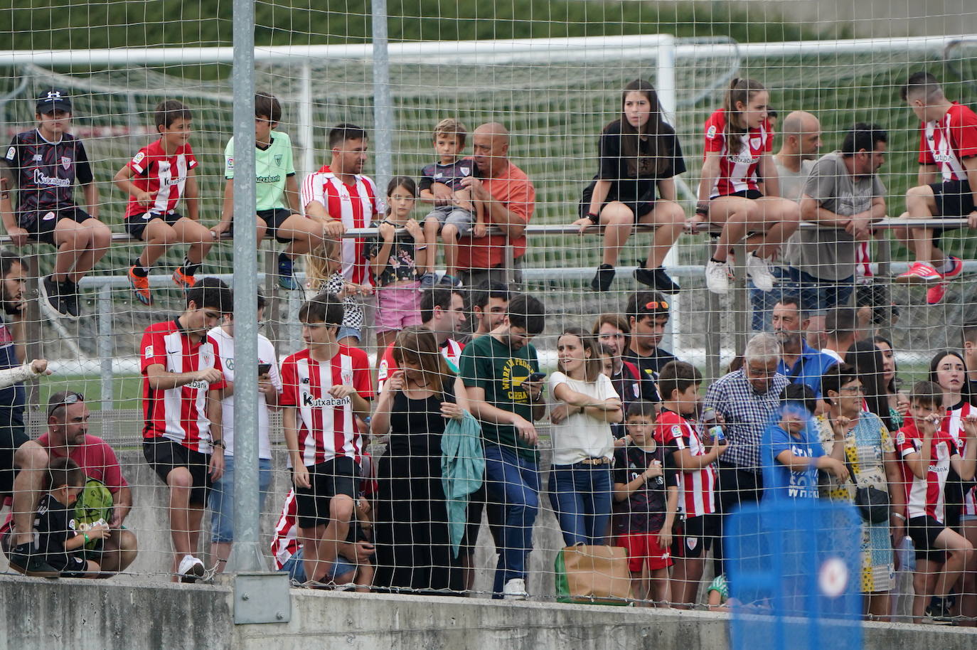 Baño de multitudes en Lezama en el primer entrenamiento del nuevo Athletic