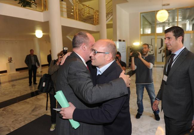 Abrazo entre Joseba Egibar y Alfredo de Miguel en el hall del Parlamento vasco.