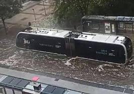 El Bus Eléctrico Inteligente se ha tenido que detener por la intensidad de la tormenta.