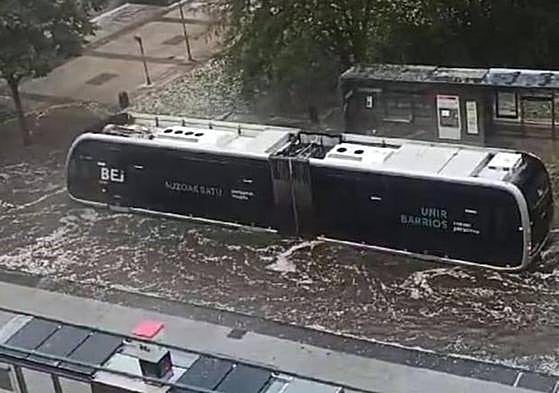 El Bus Eléctrico Inteligente se ha tenido que detener por la intensidad de la tormenta.