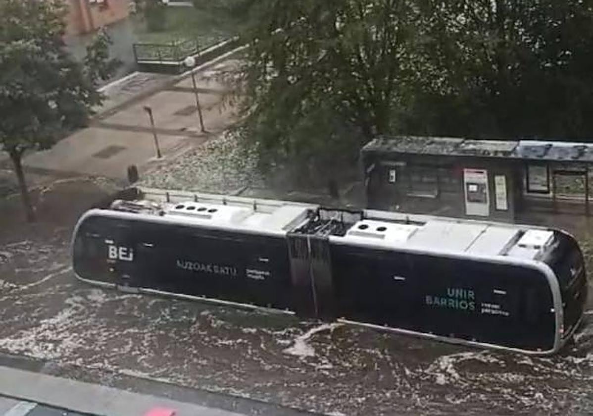 El Bus Eléctrico Inteligente se ha tenido que detener por la intensidad de la tormenta.