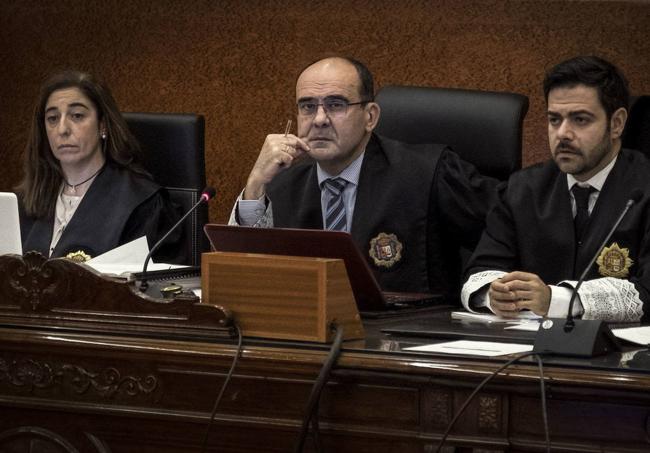 Cabero, Tapia y Aztiria, durante una vista oral del 'caso De Miguel'.