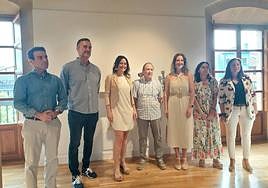 El artista Javier Santurtún, en el centro, junto a la alcaldesa, Mireia Elkoroiribe, la responsable del museo, Garazi Arrizabalaga y los concejales Carlos García, Jon Sergio, Arantza Barrenetxea y la teniente de alcalde Jesica Ru.iz