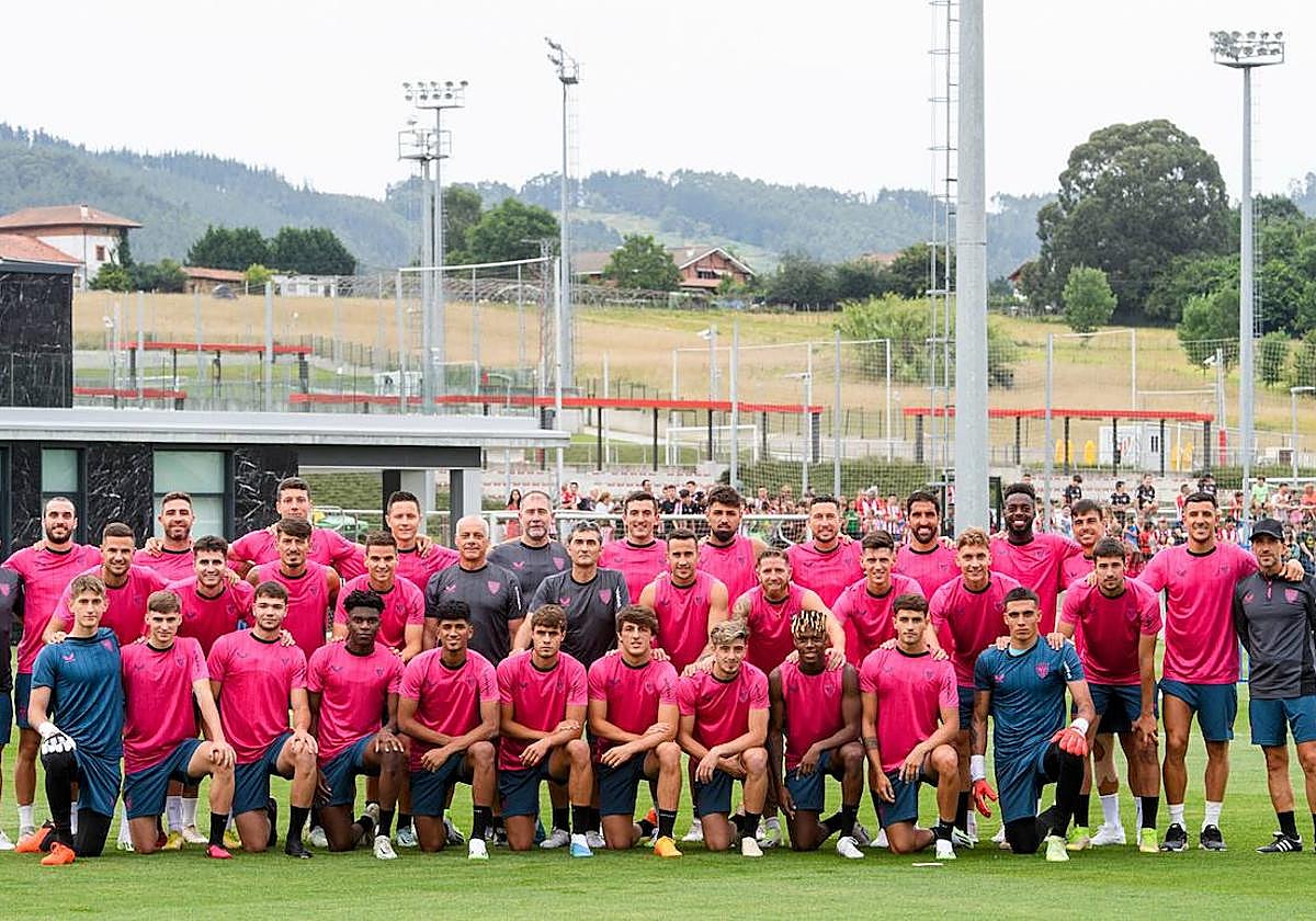 La plantilla del Athletic, en su primera foto de familia del año.