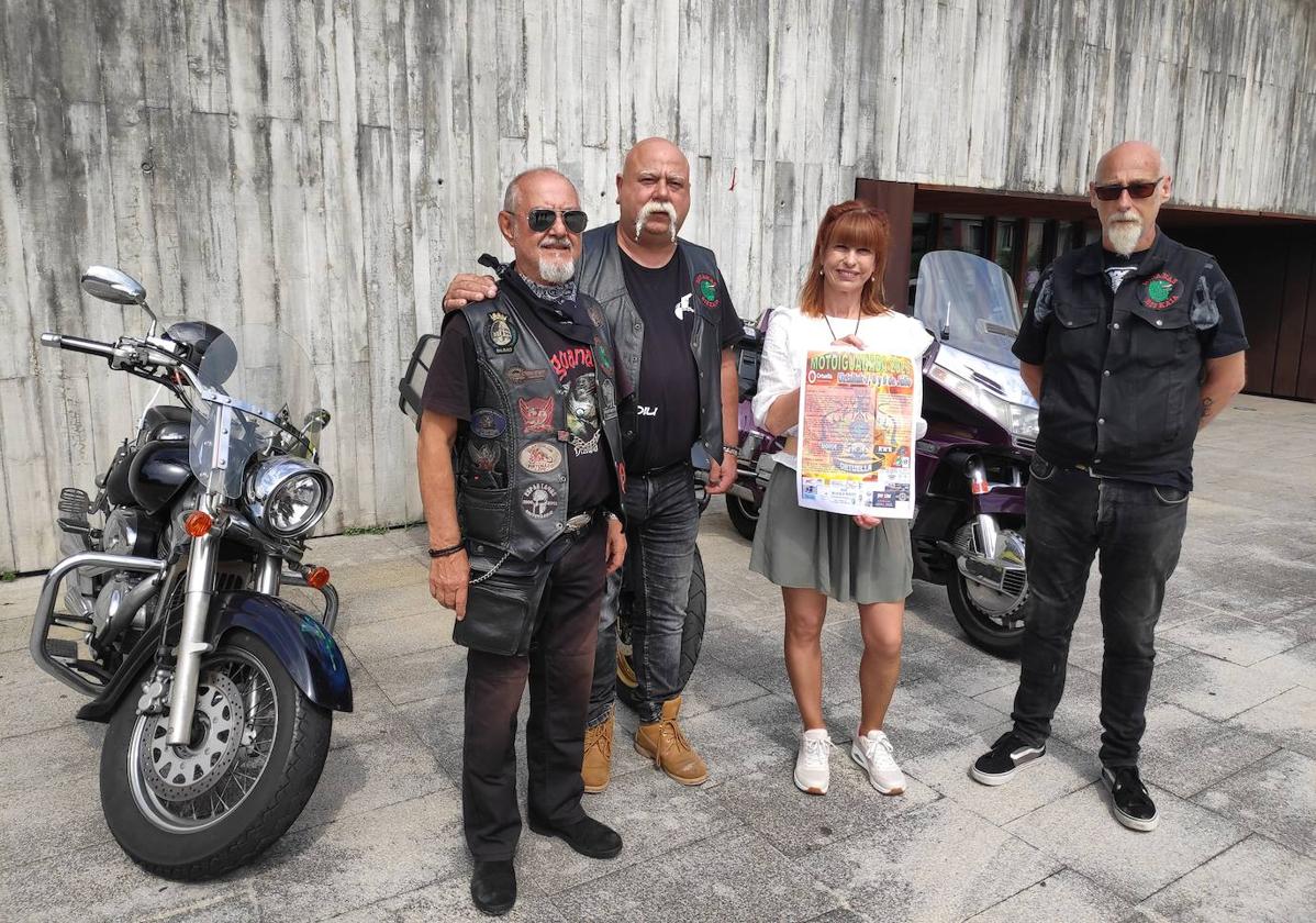 Jesús Martínez, Luis María Pocino y Eduardo Aurrekoetxea, del club Iguanas Bizkaia, junto a la edil de Cultura, Ainhoa Hernández, presentan el evento de motos.