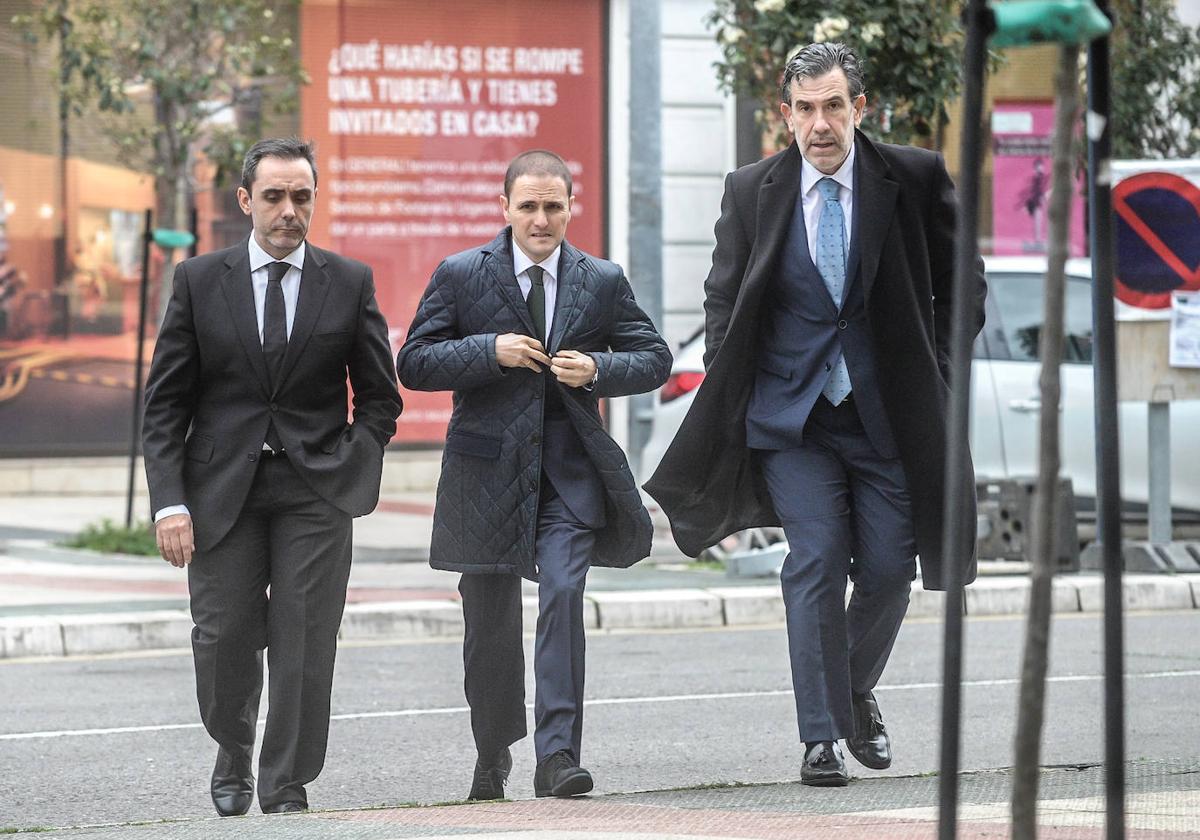 El fiscal Manu Pedreira, el juez Roberto Ramos y el fiscal Josu Izaguirre.