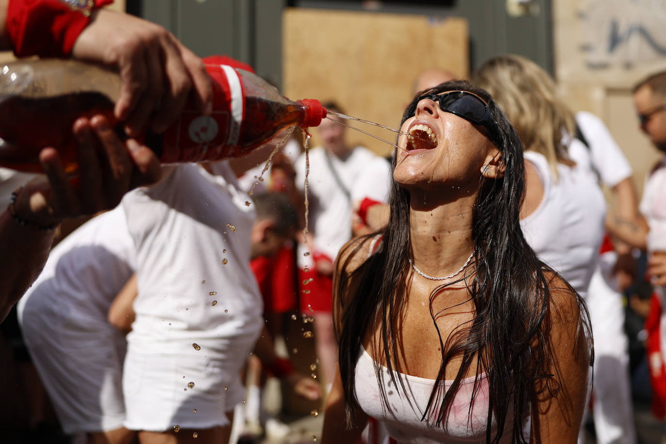 Pamplona se tiñe de blanco y rojo
