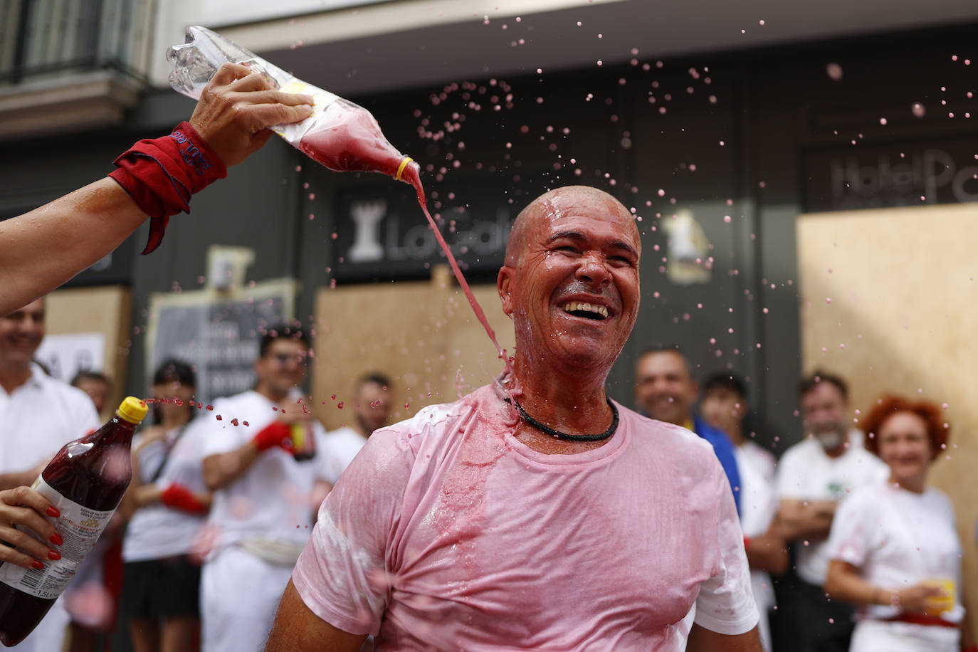 Pamplona se tiñe de blanco y rojo