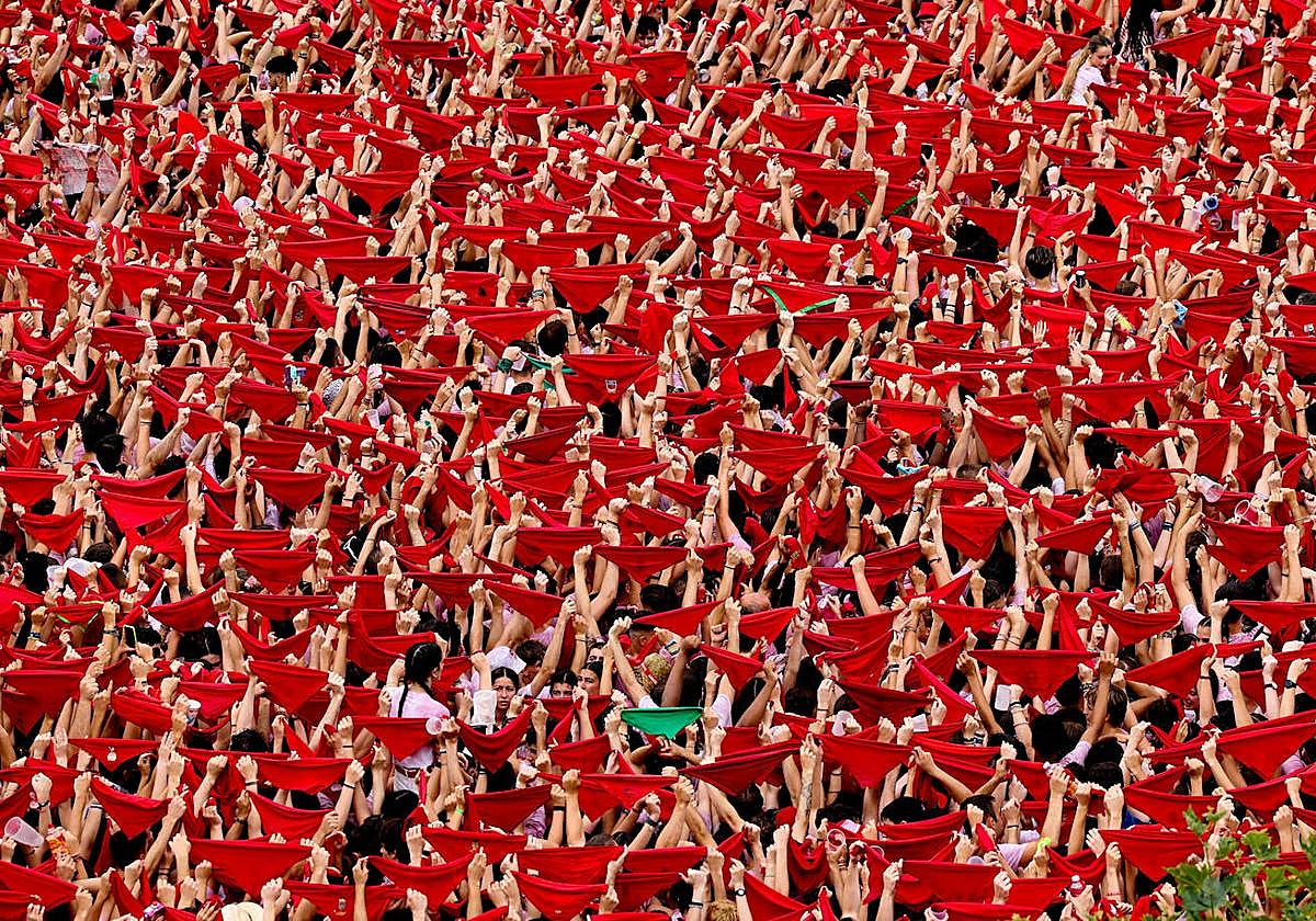 Fotos | Pamplona se tiñe de blanco y rojo