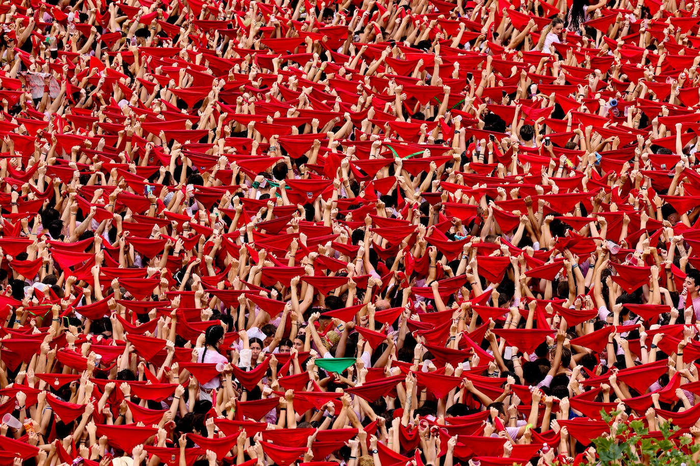 Pamplona se tiñe de blanco y rojo