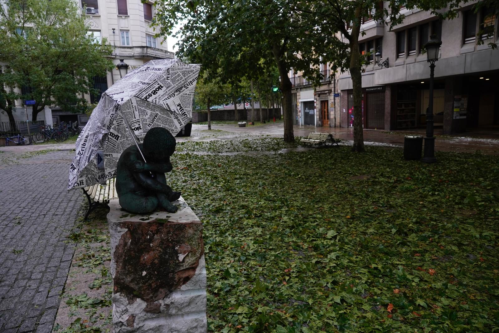 Vitoria trata de recuperar la normalidad: se prioriza la limpieza de las aceras y de los 45.000 sumideros