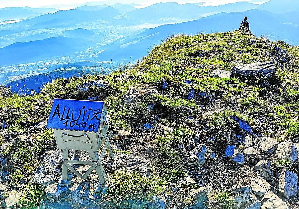 Imagen del buzón situado en la cima del Alluitz.