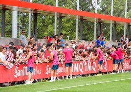 Los jugadores del Athletic concluyeron su segunda sesión a puerta abierta recorriendo el campo para firmar autógrafos y hacerse fotos.