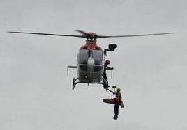 Especialistas de la Ertzaintza rescatan a una de las víctimas, que han sido evacuadas al hospital de Cruces.