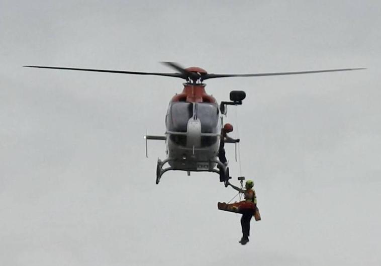 Especialistas de la Ertzaintza rescatan a una de las víctimas, que han sido evacuadas al hospital de Cruces.