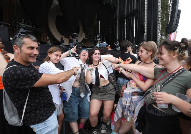 fans de los Arctic Monkeys (con Félix y Lucía a la izquierda y Arantxa a la derecha), señalan a Rakel y Aroa, seguidoras de Rojuu