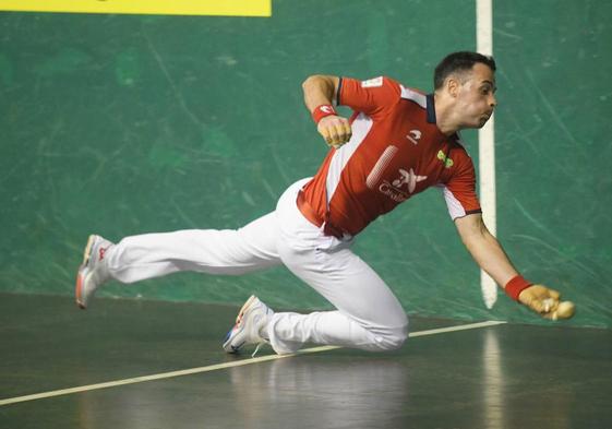 Jaka levanta una pelota con la zurda junto a la pared izquierda.