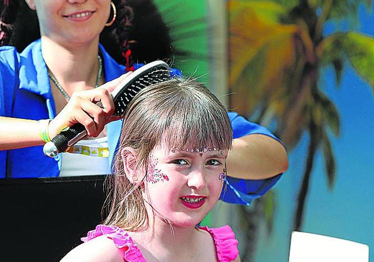 La pequeña Uxue, ilusionada con sus extensiones.