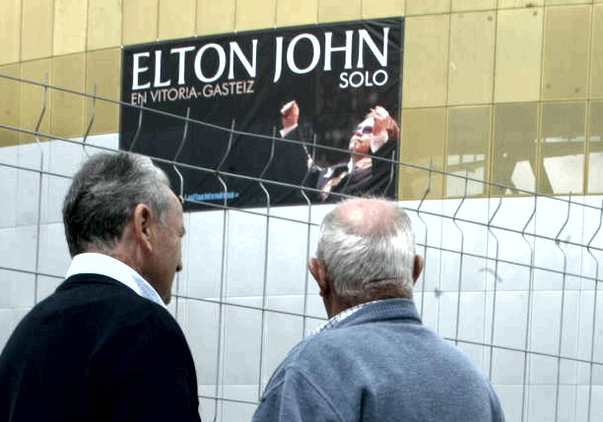 Dos jubilados observan el cartel de Elton John en el Iradier Arena en mayo de 2007.