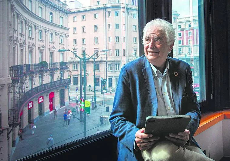 José Luis Curbelo, en la sede de Elkargi en Bilbao, donde intervino en un webinar.