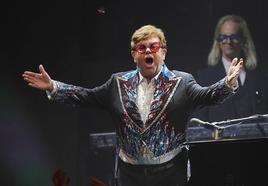 Elton John durante el concierto en Suecia.