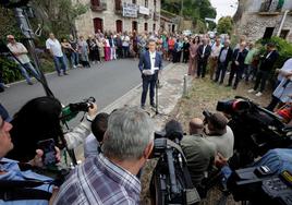 Feijóo inició la campaña el jueves en Os Peares (Ourense), su localidad natal.