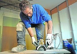 Ante la falta de ayudas, muchas comunidades de vecinos deciden frenar las obras de rehabilitación.