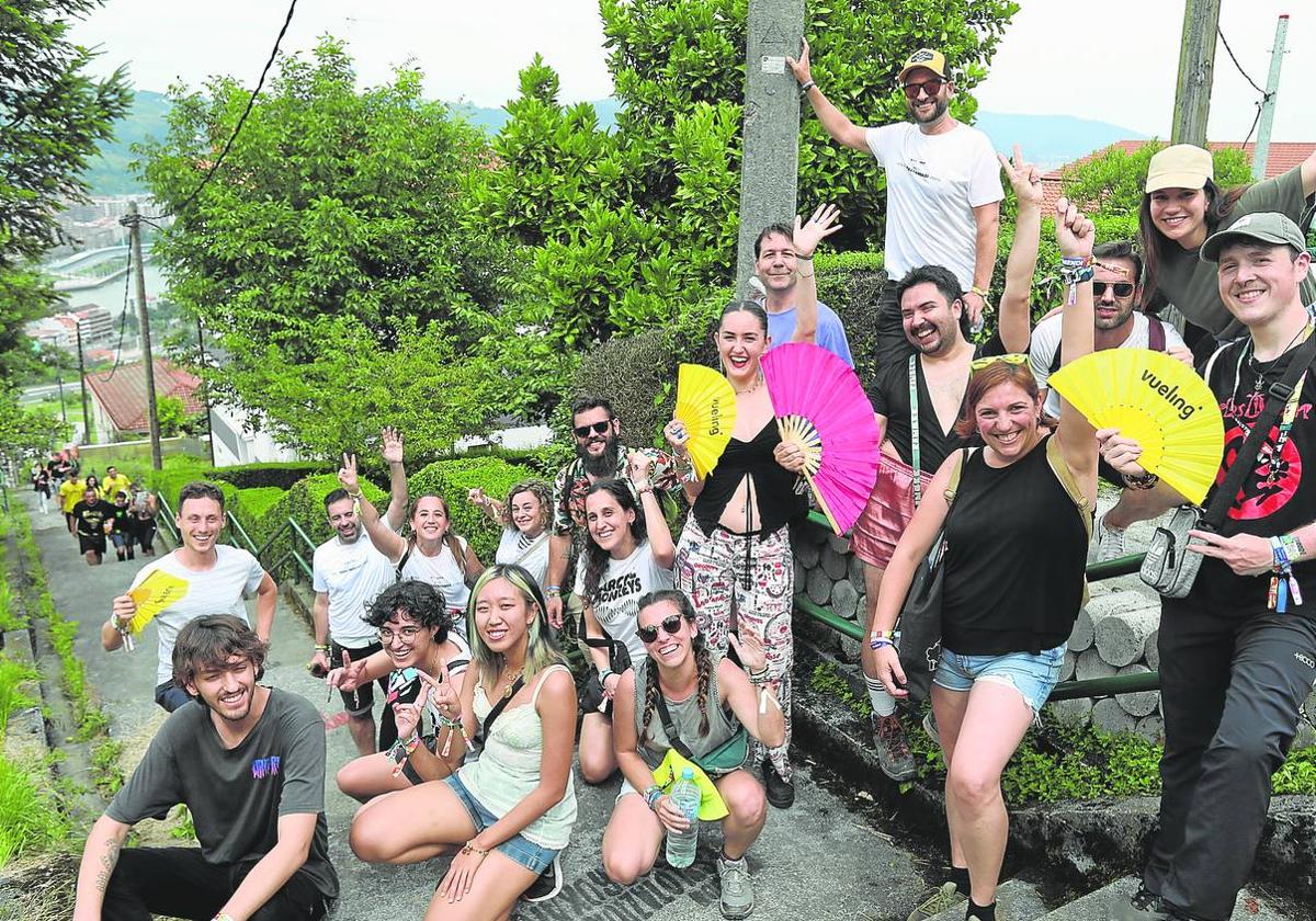 Foto de familia. Cada hora varias decenas de festivaleros han participado en excursiones a pie cargadas de buen ambiente.