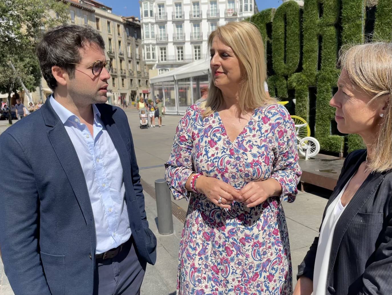 La portavoz del PP en el Ayuntamiento de Vitoria, Ainhoa Domaica, ha ofrecido una comparecencia junto a sus ediles Iñaki García Calvo y Blanca Lacunza.