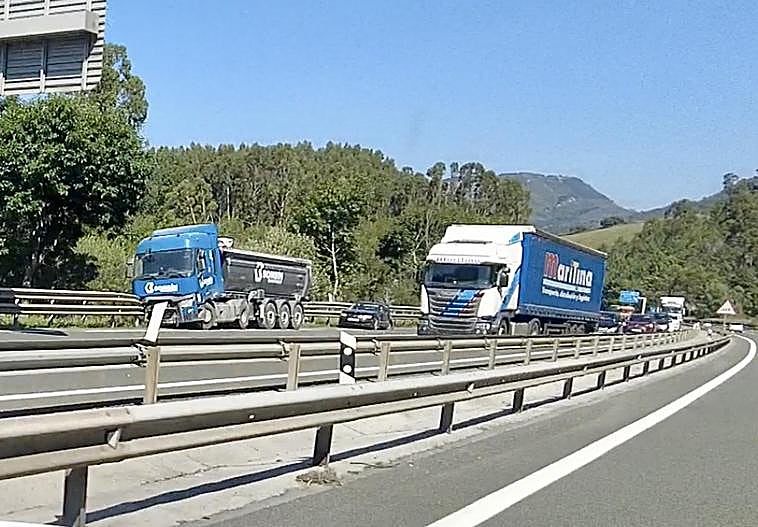 El camión ha acabado empotrado contra el guardarraíl.