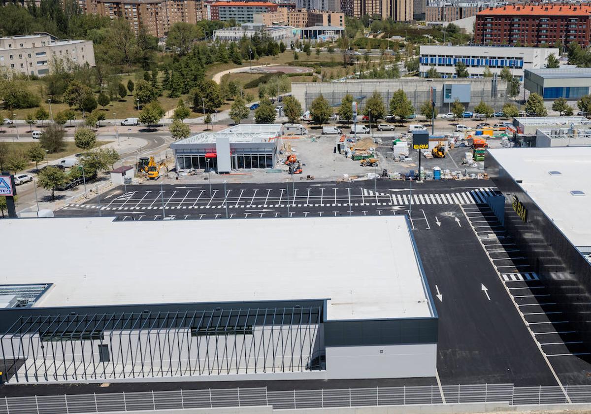 Los trabajos prosiguen en el solar de Salburua ante la próxima apertura de los cuatro negocios.