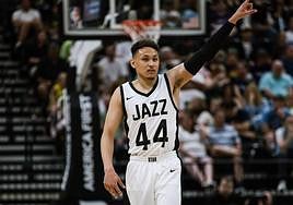 Ross dirige el juego durante la Liga de Verano de la NBA.