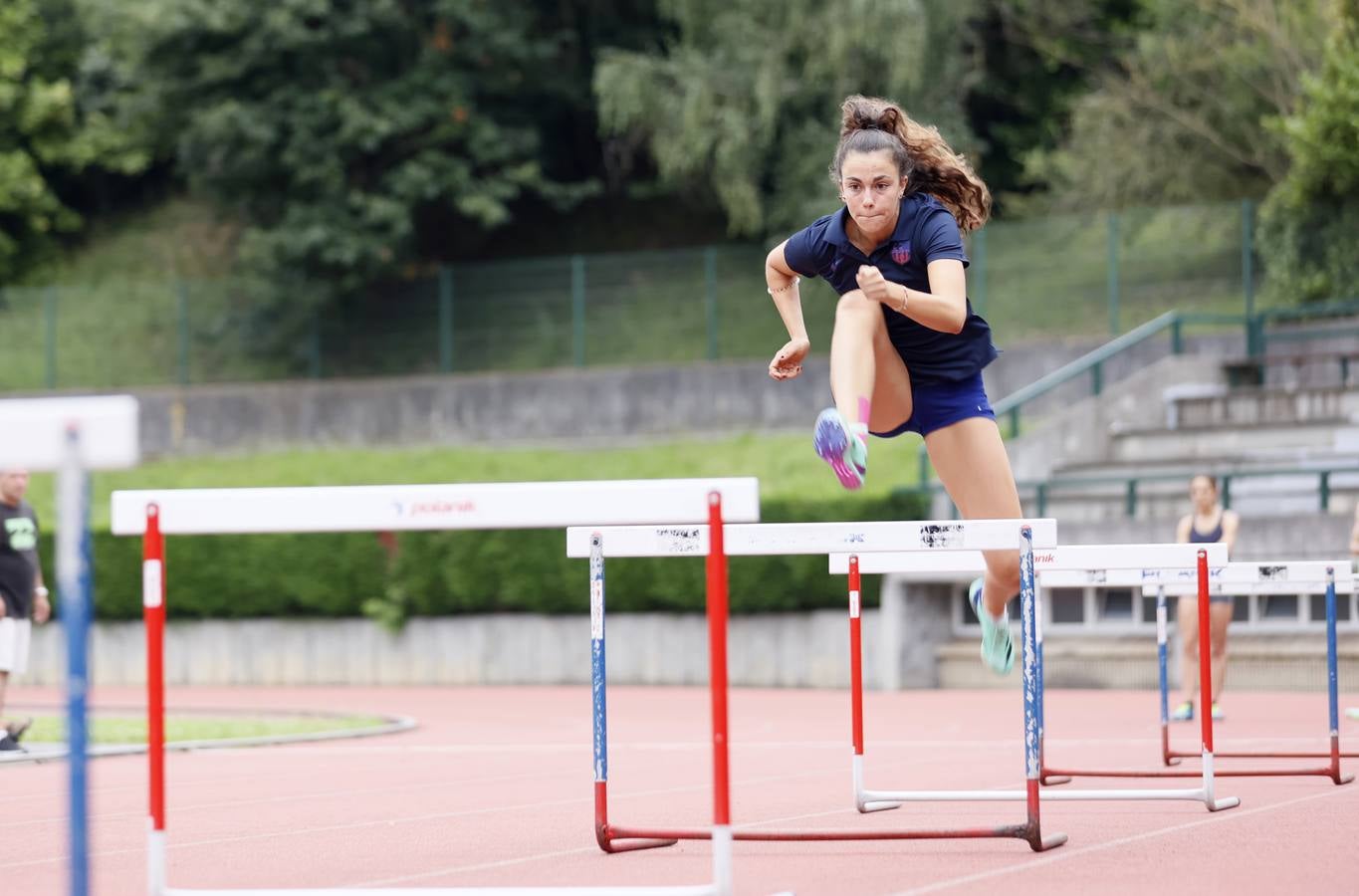 Imagen - Claudia Villalante salta una valla en Basauri.