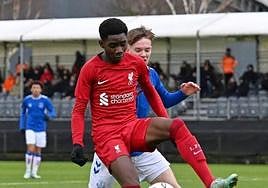 Elijah Gift, fichado del Liverpool, empezará la pretemporada con el Bilbao Athletic