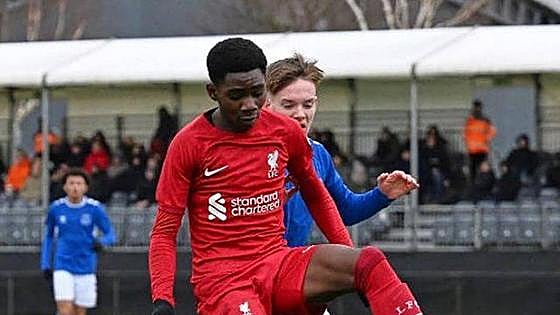 Elijah Gift, fichado del Liverpool, empezará la pretemporada con el Bilbao Athletic