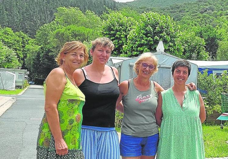 Irune Lucas, Eva García, Marian Martínez y Iugatx Dañobeitia en el camping Arketa de Ibarrangelu.